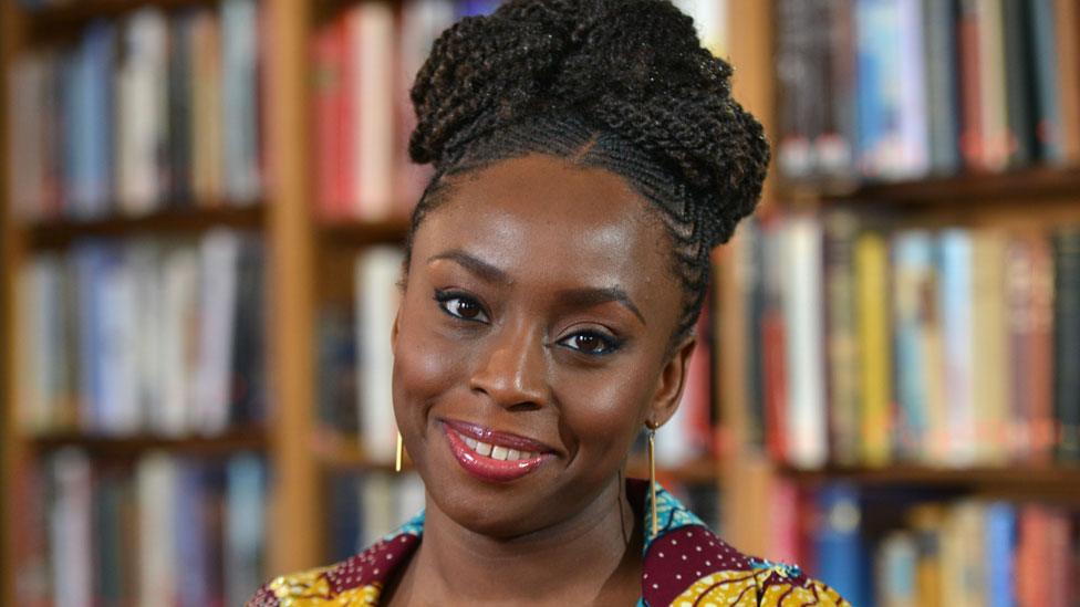Chimamanda Ngozi Adichie sí estará en la FIL Guadalajara: descartan cancelación de su presentación