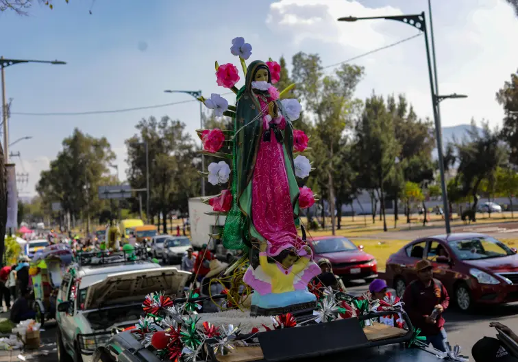 Fe guadalupana desborda la Calzada Zaragoza: miles de peregrinos avanzan rumbo a la Villa