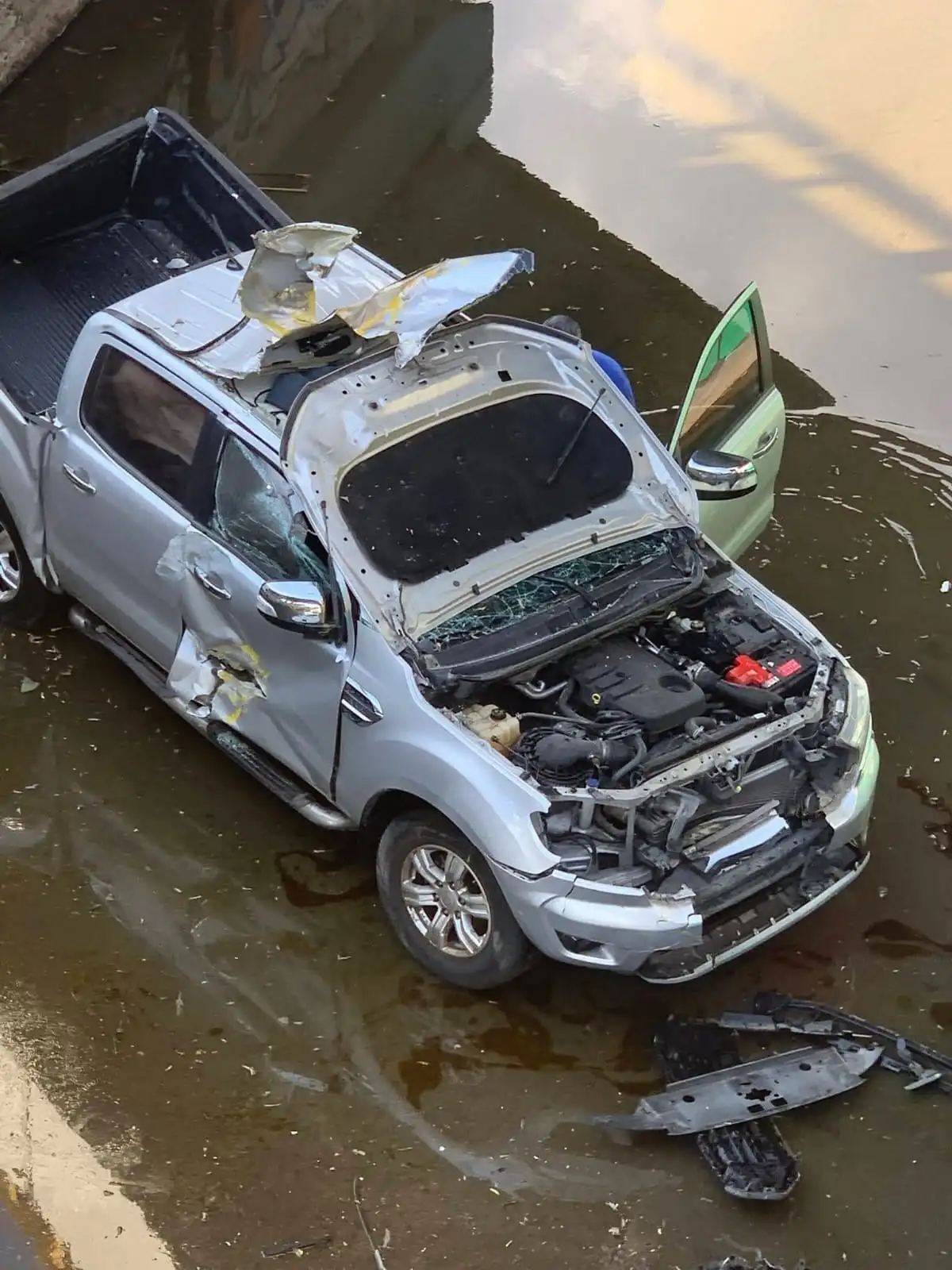 CONDUCTOR CAE AL FONDO DEL MALECÓN DEL RÍO EN LEÓN Y SOBREVIVE AL ACCIDENTE