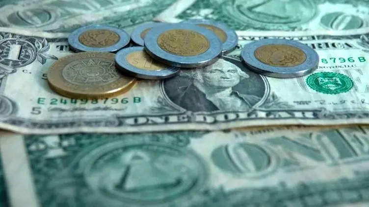 El dólar cierra semana al alza y presiona al peso mexicano
