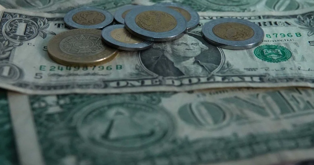 Peso mexicano cierra diciembre cerca de 18 por dólar en jornada de baja liquidez