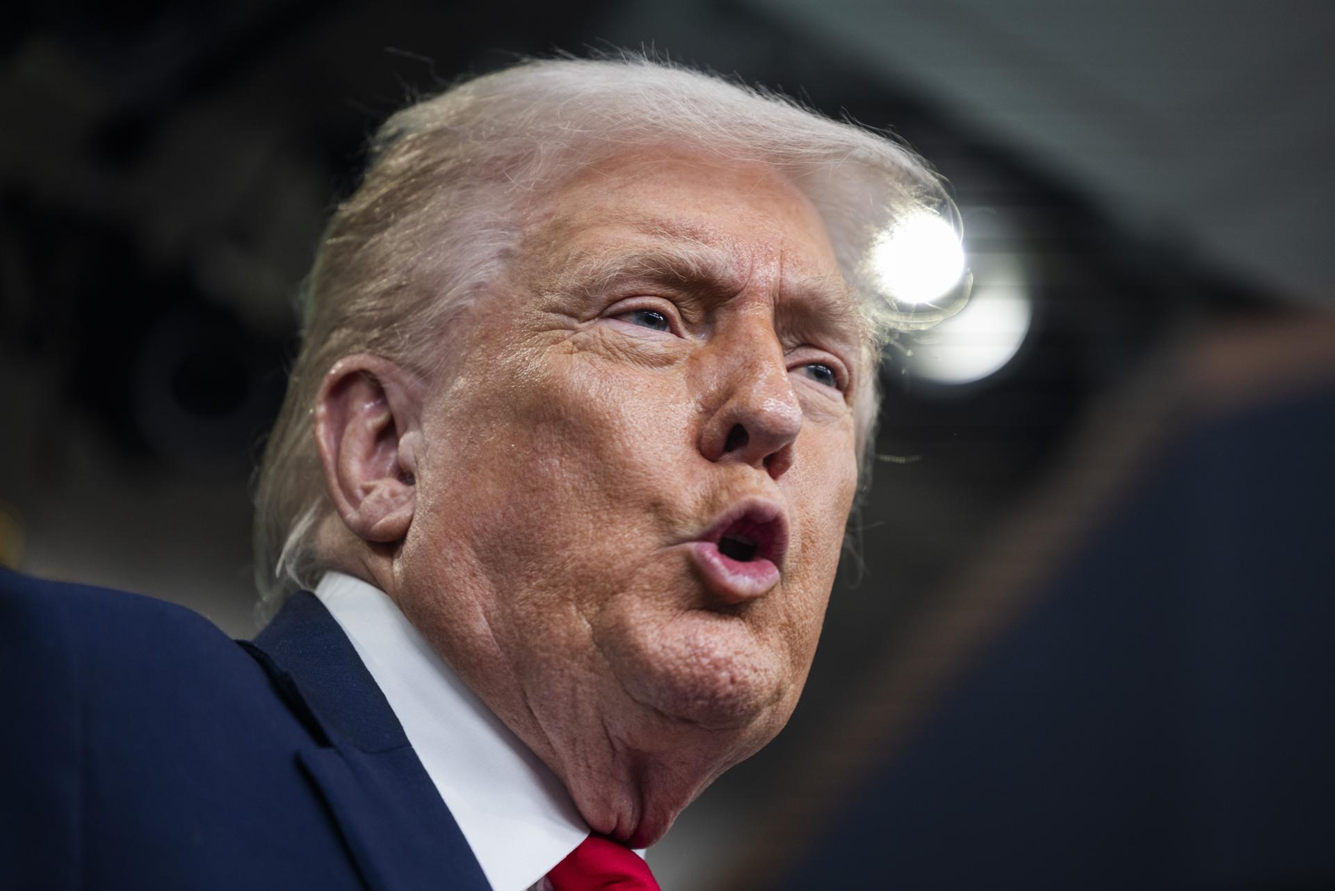 TRUMP FIRMA ORDEN PARA IMPONER NUEVO ARANCEL GLOBAL DEL 10% TRAS FALLO DEL SUPREMO