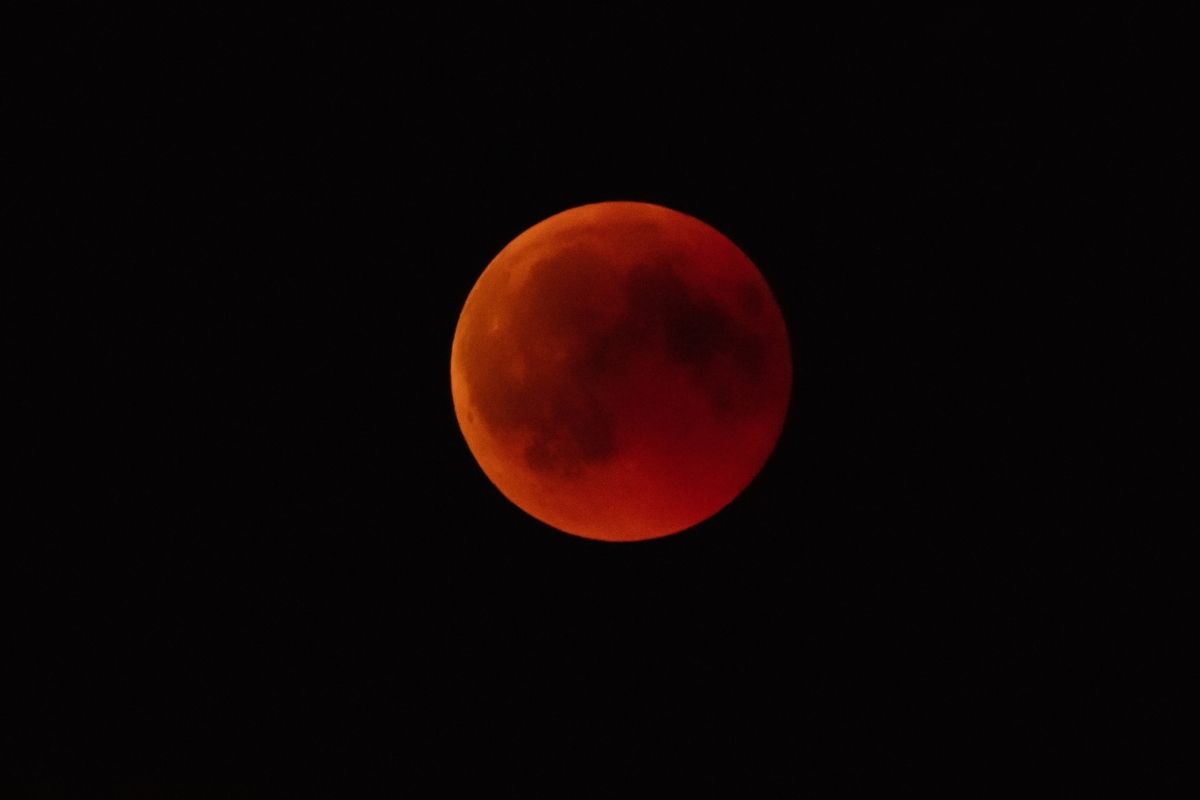 LA LUNA DE SANGRE IMPACTA Y RECUERDA LA IMPORTANCIA DE LA ASTRONOMÍA Y EL CICLO NATURAL