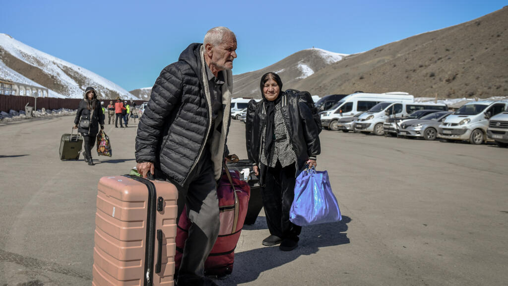 MILES DE IRANÍES HUYEN A TURQUÍA EN MEDIO DE LOS BOMBARDEROS Y ATACAN OBJETIVOS NO MILITARES