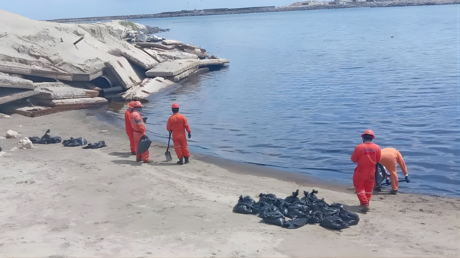 DERRAME EN EL GOLFO DE MÉXICO AFECTA CASI MIL KILÓMETROS DE COSTA Y PRENDE ALERTAS AMBIENTALES