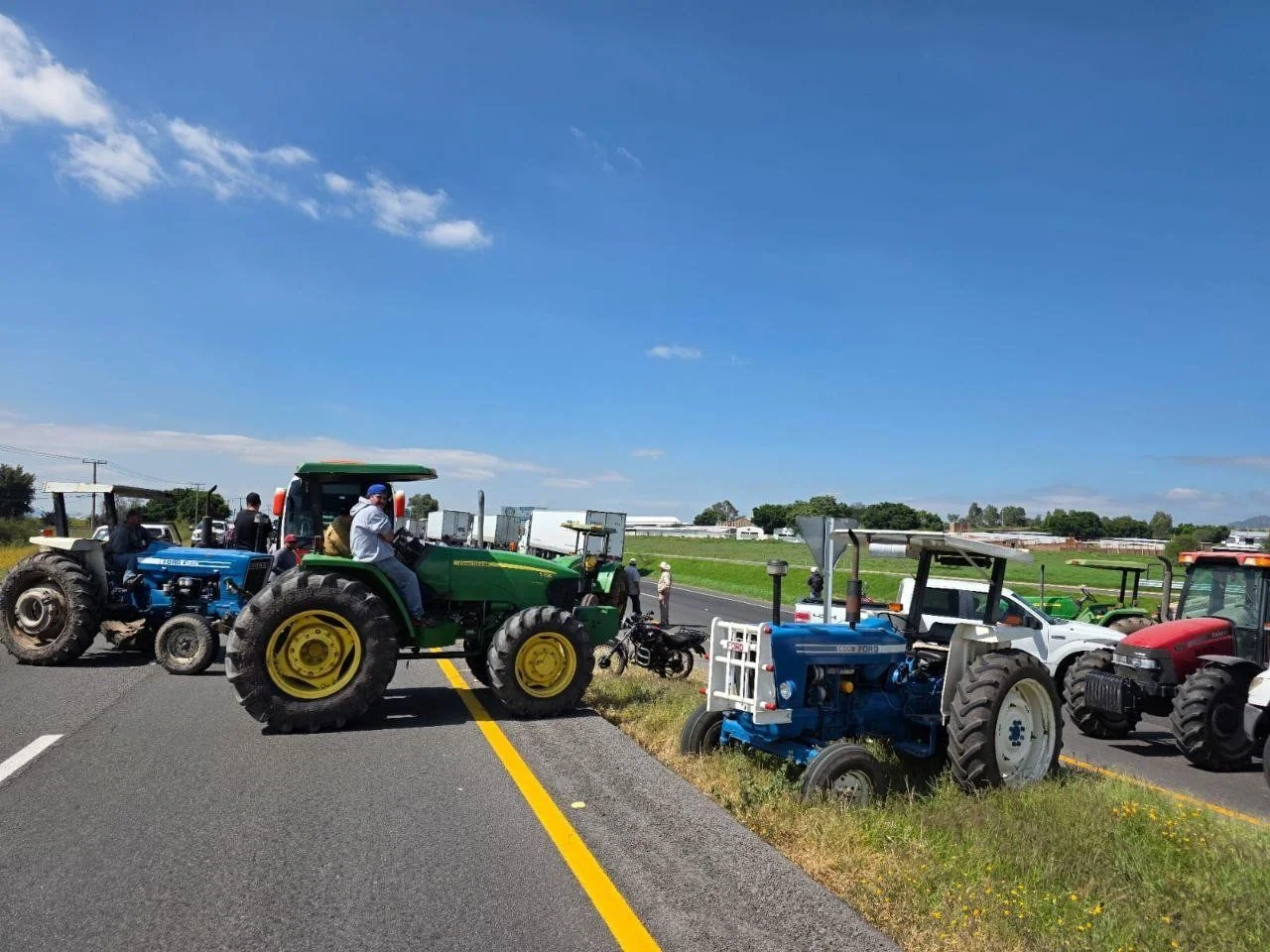 ALERTAN POR CIERRES CARRETEROS EN GUANAJUATO ANTE PROTESTAS DE AGRICULTORES