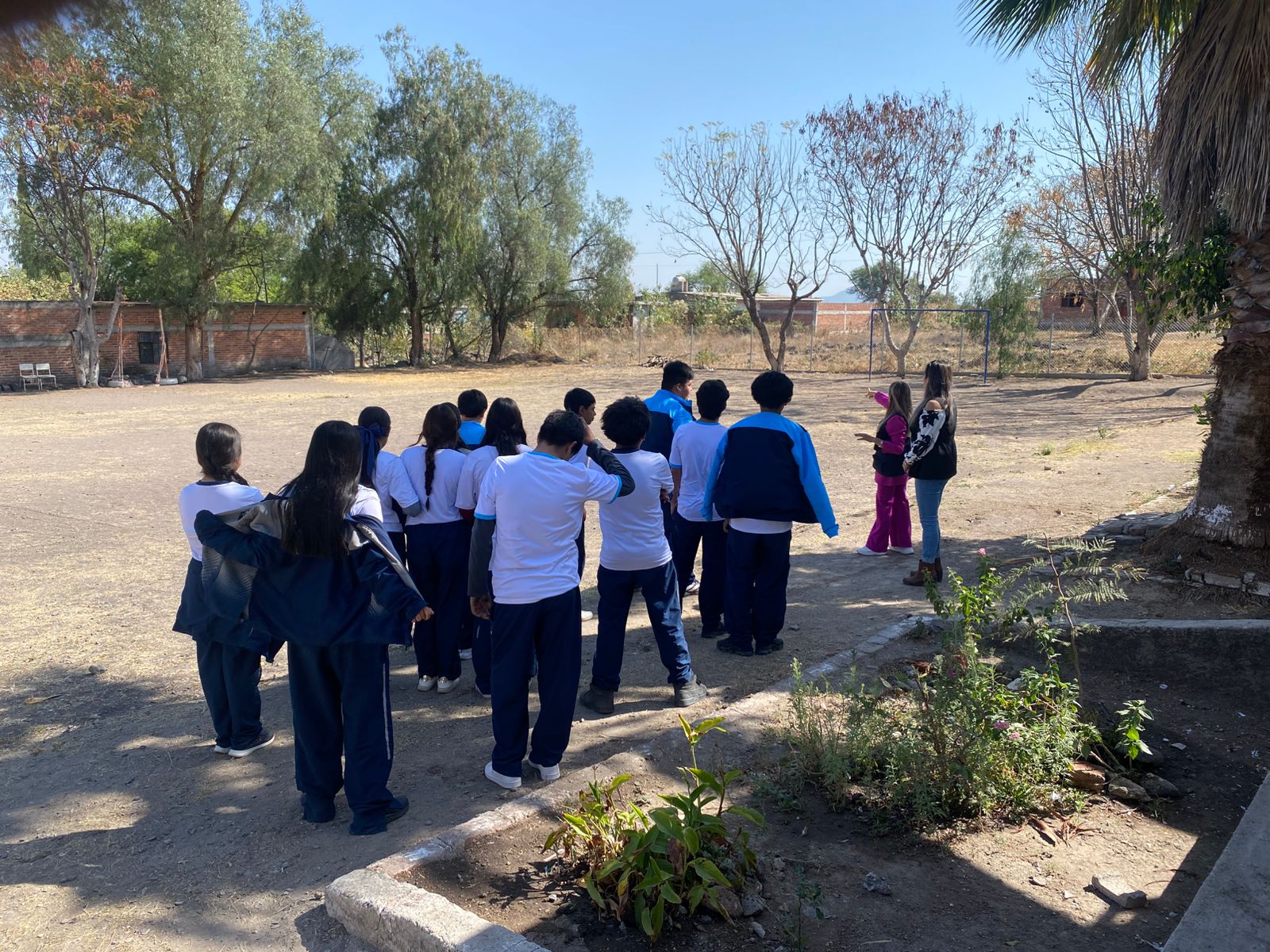 ESCUELAS DE ABASOLO SE SUMAN A LA PLANTACIÓN DE ÁRBOLES