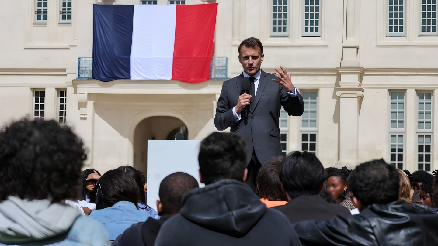 MACRON LLAMA A LOS JÓVENES A “RECUPERAR SU ATENCIÓN”: MENOS PANTALLA, MÁS LIBROS