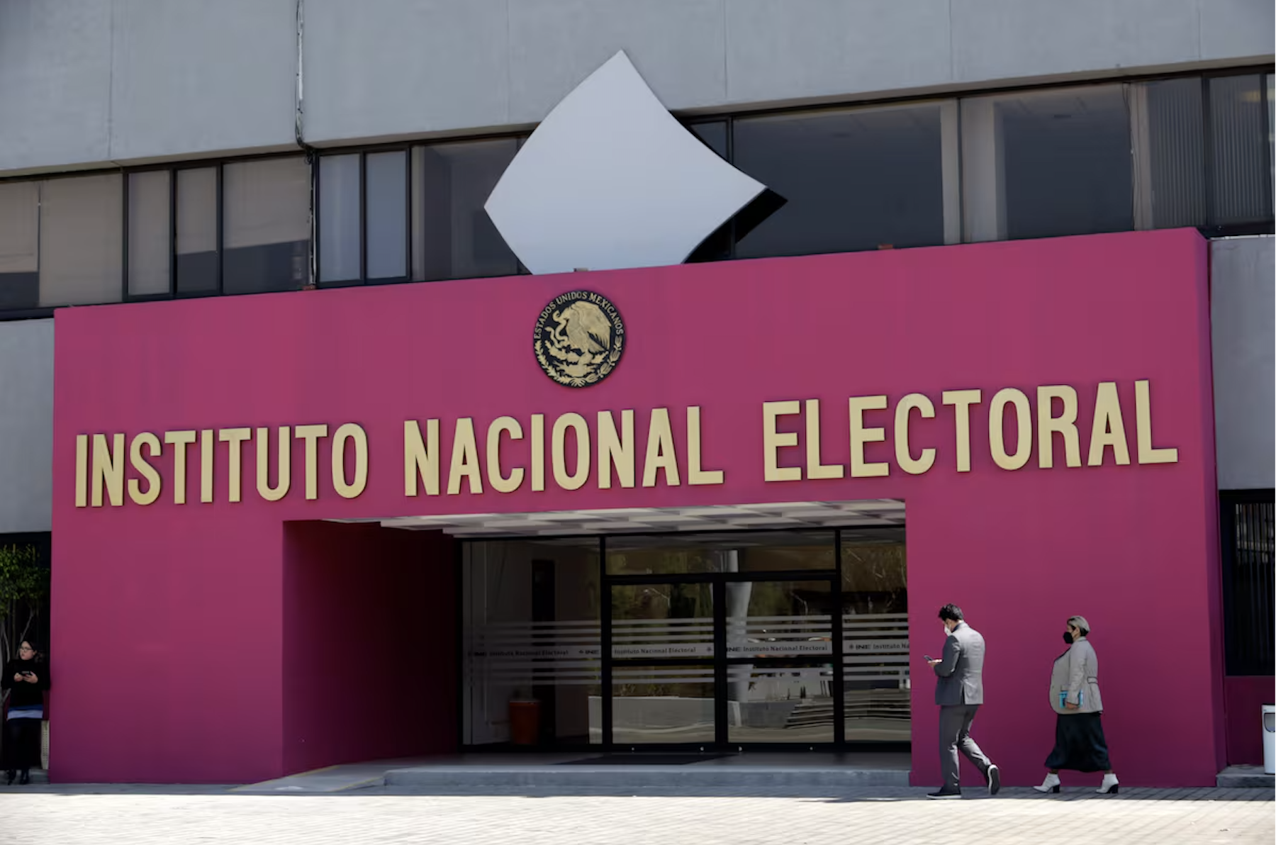 ENTRE AUSTERIDAD Y CRÍTICAS: ENTREGAN QUINTETAS PARA CONSEJEROS DEL INE