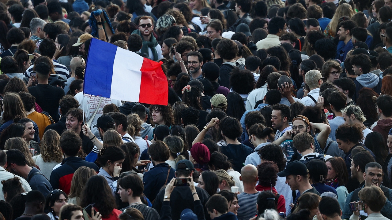 FRANCIA BUSCA CANDIDATO PARA FRENAR AVANCE DE LA ULTRADERECHA