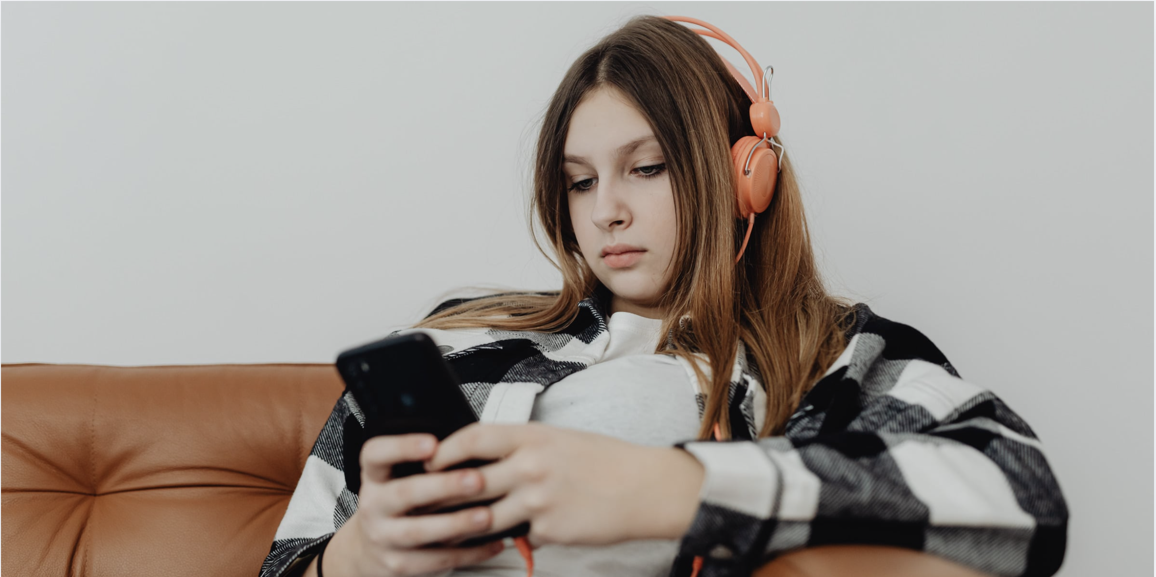 JÓVENES CONVIERTEN A LOS CHATBOTS DE IA EN COMPAÑÍA DIGITAL… Y EXPERTOS ENCIENDEN ALERTAS
